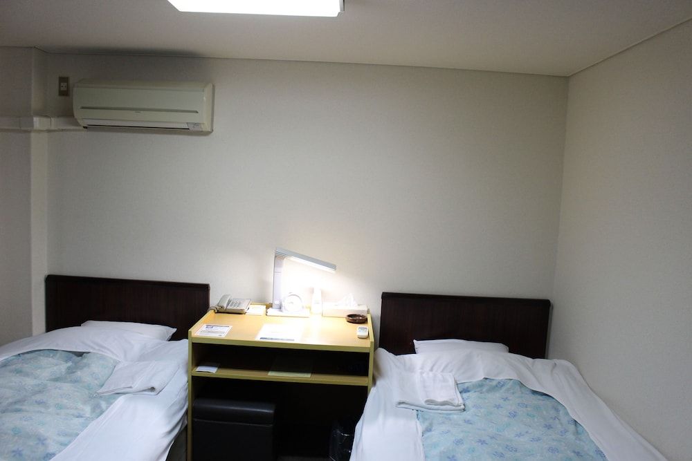 Twin Room, Smoking (A)