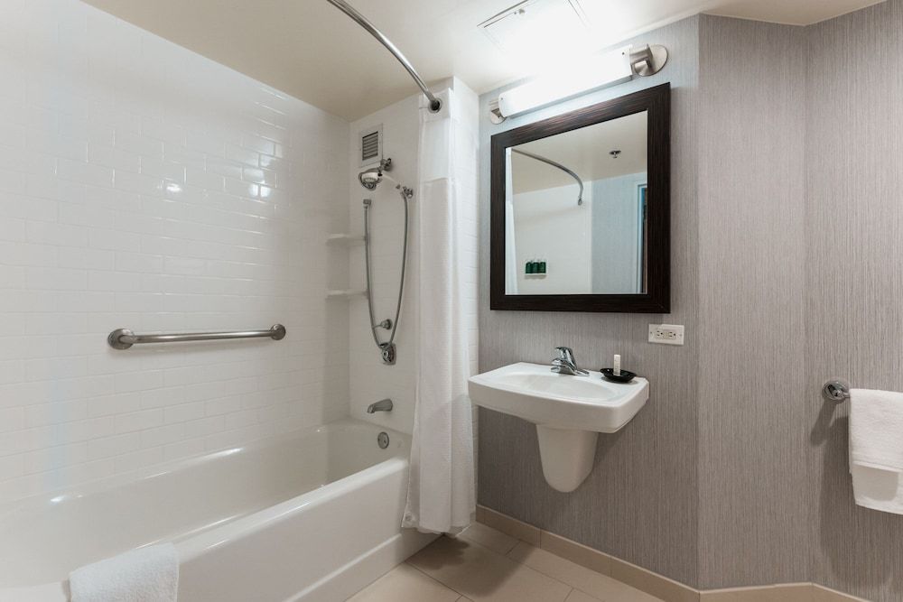 Courtyard by Marriott Los Angeles LAX/Century Boulevard Room, 1 King Bed with Sofa bed, Non Smoking 6