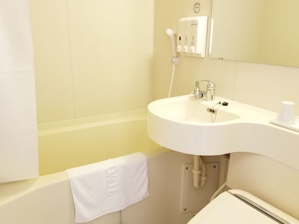 Toyoko Inn Nihombashi Bakurocho Economy Double Room, Non Smoking 4