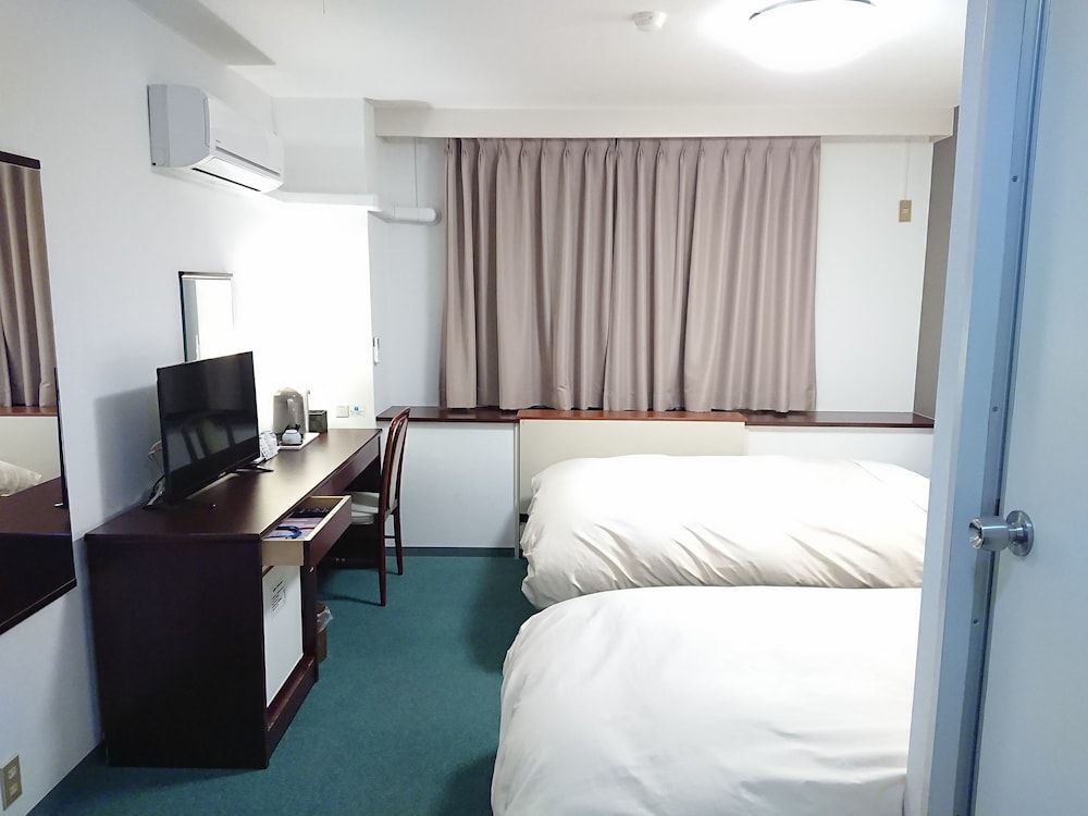 Twin Room, Smoking