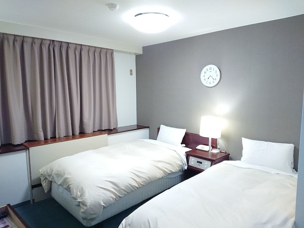 Twin Room, Smoking