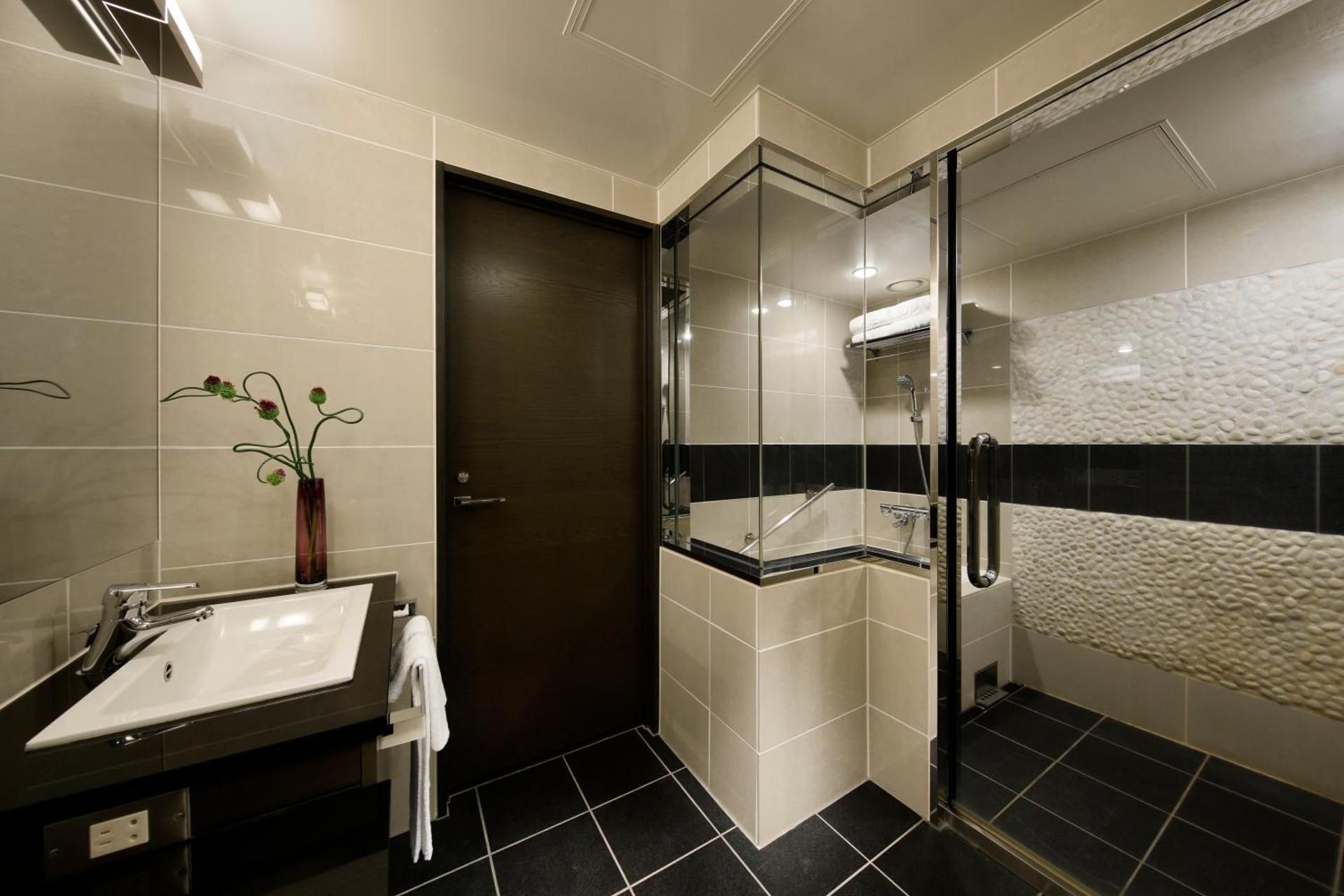 Executive Club Suite King Connecting Room with Club Lounge Access and Club Lounge Breakfast Included - Non-Smoking