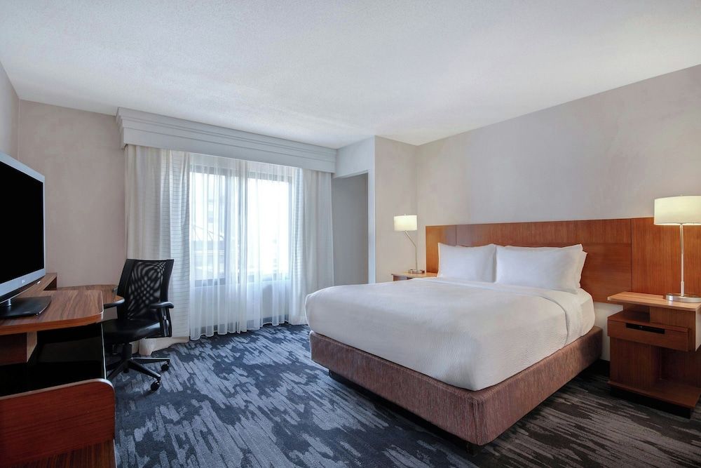 Room, 1 Queen Bed, Non Smoking (Mobility/Hearing Access, Roll-In Shwr)