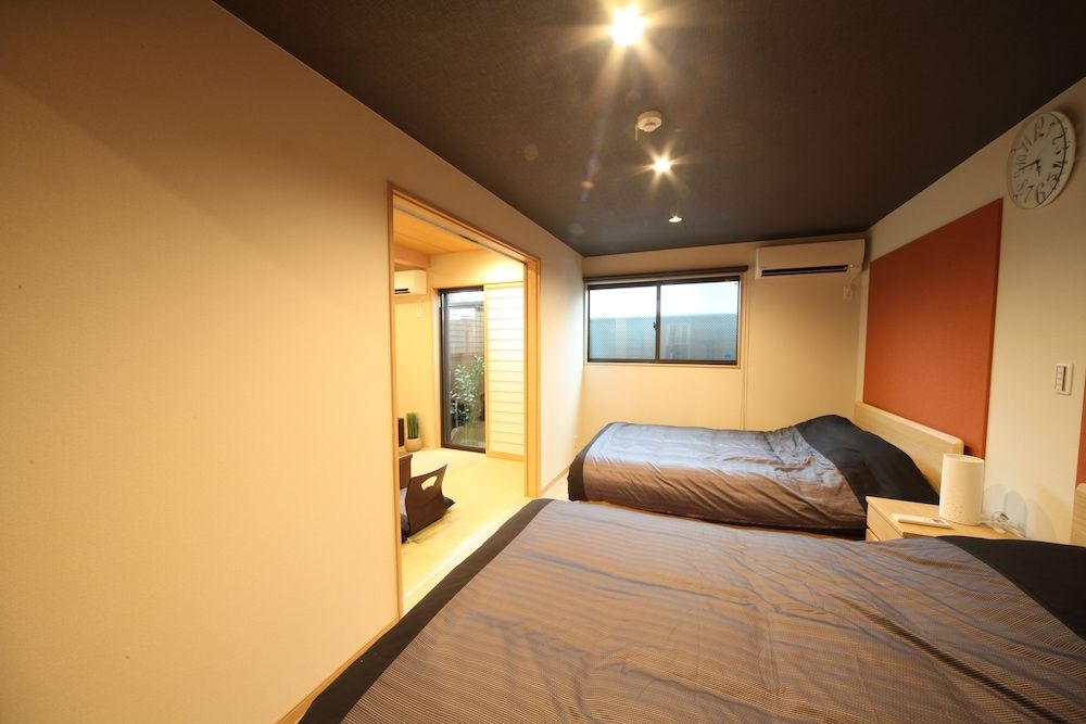 Japanese and Western Style Room for 6 People