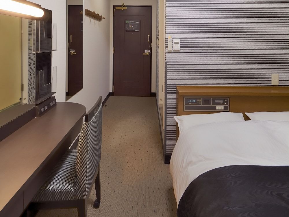 Semi-double Room, Smoking