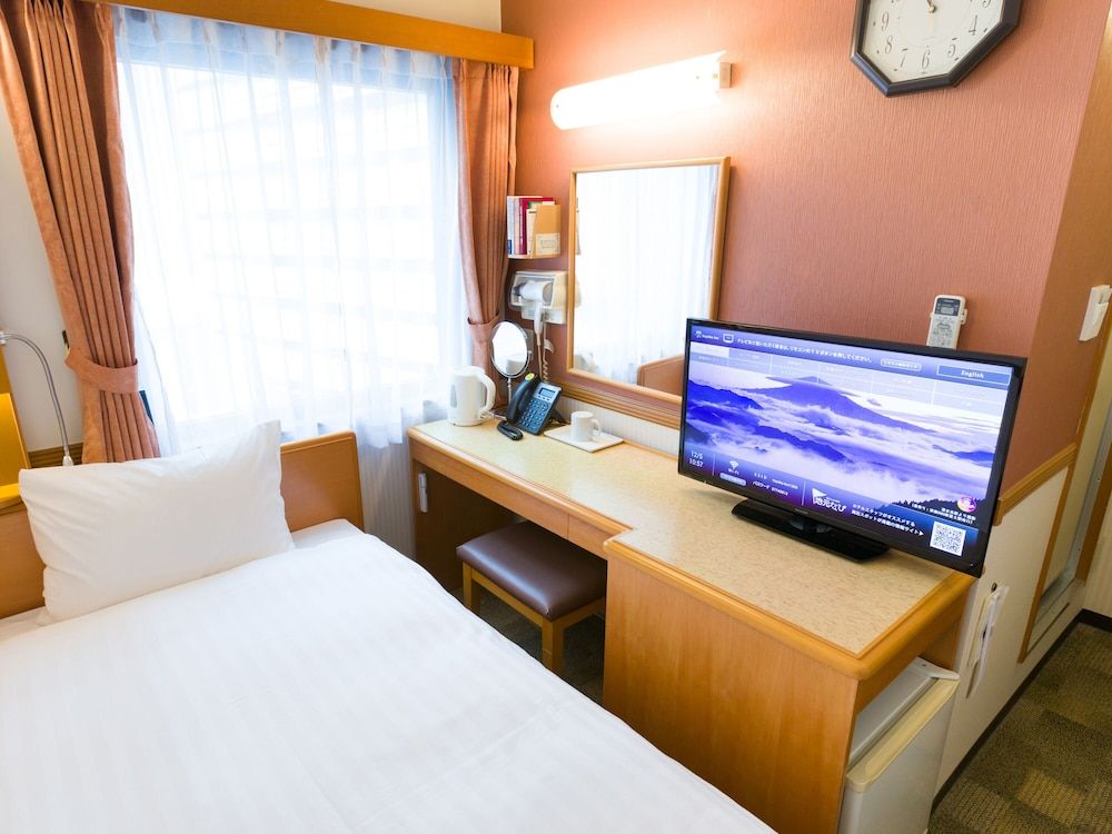 Economy Room, Smoking