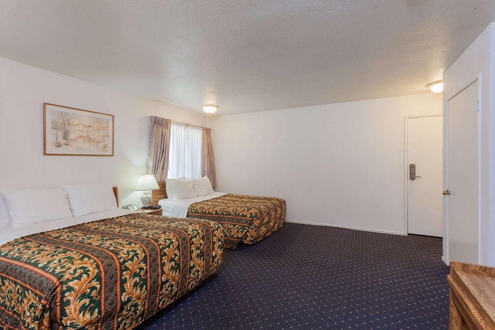 undefined Days Inn by Wyndham Anaheim West 8