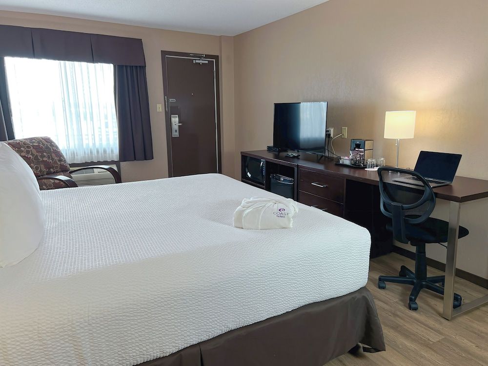 Coast Swift Current Hotel Room, 1 King Bed 5