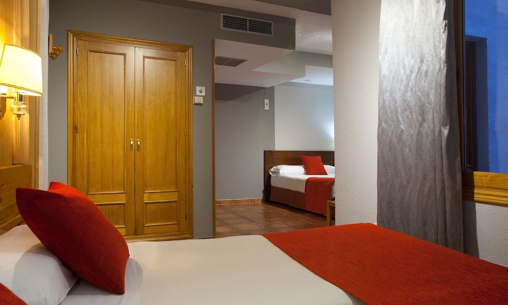 Hotel Real de Toledo Family Room (Street View, TM) 2