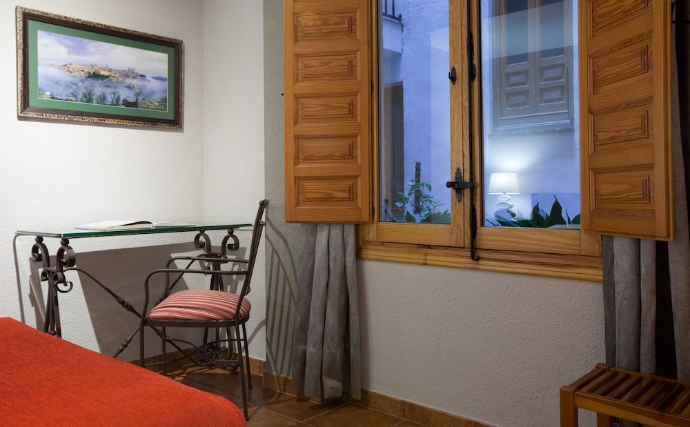 Hotel Real de Toledo Family Room (Street View, TM) 6