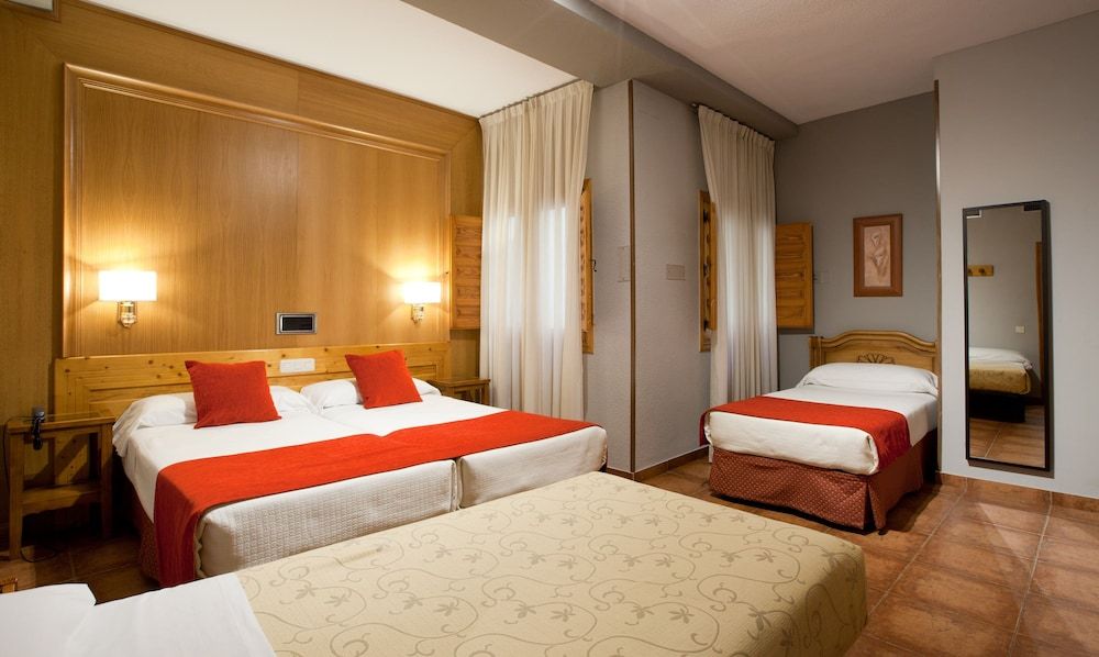 Hotel Real de Toledo Family Room (Street View, TM) 3