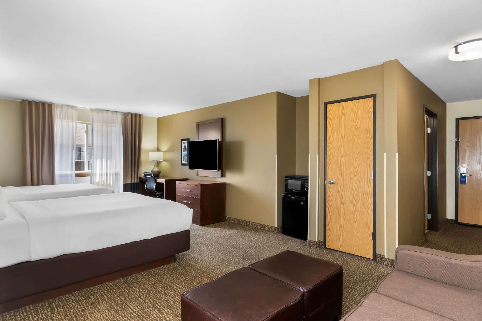 2 Queen Beds, Efficiency, Suite, Nonsmoking, Upgrade