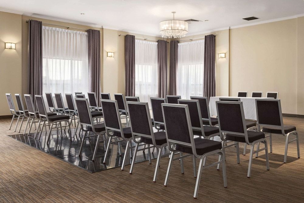 undefined Days Inn & Conference Centre by Wyndham Montreal Airport 5