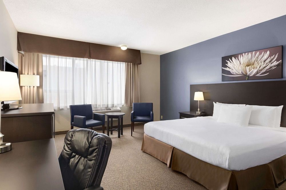 undefined Days Inn & Conference Centre by Wyndham Montreal Airport 10