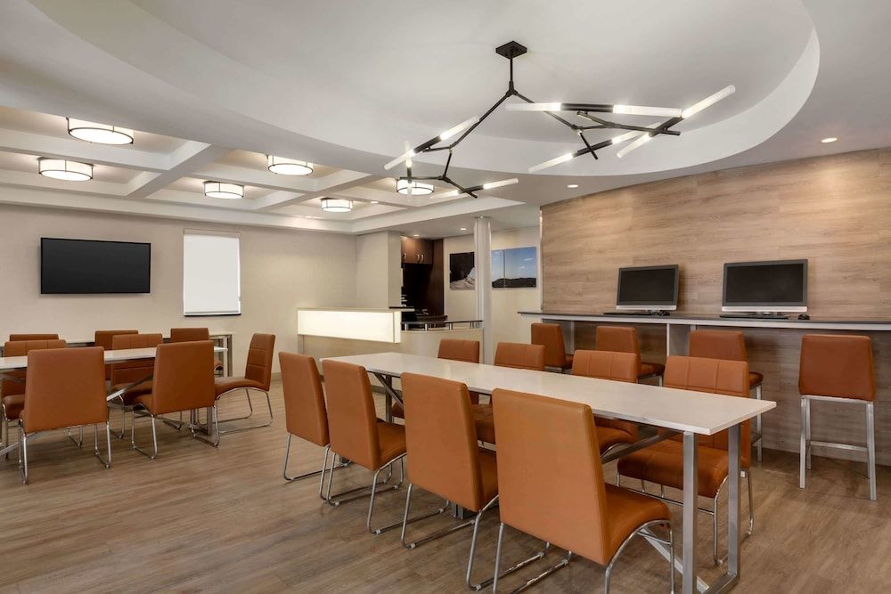 undefined Days Inn by Wyndham Toronto West Mississauga