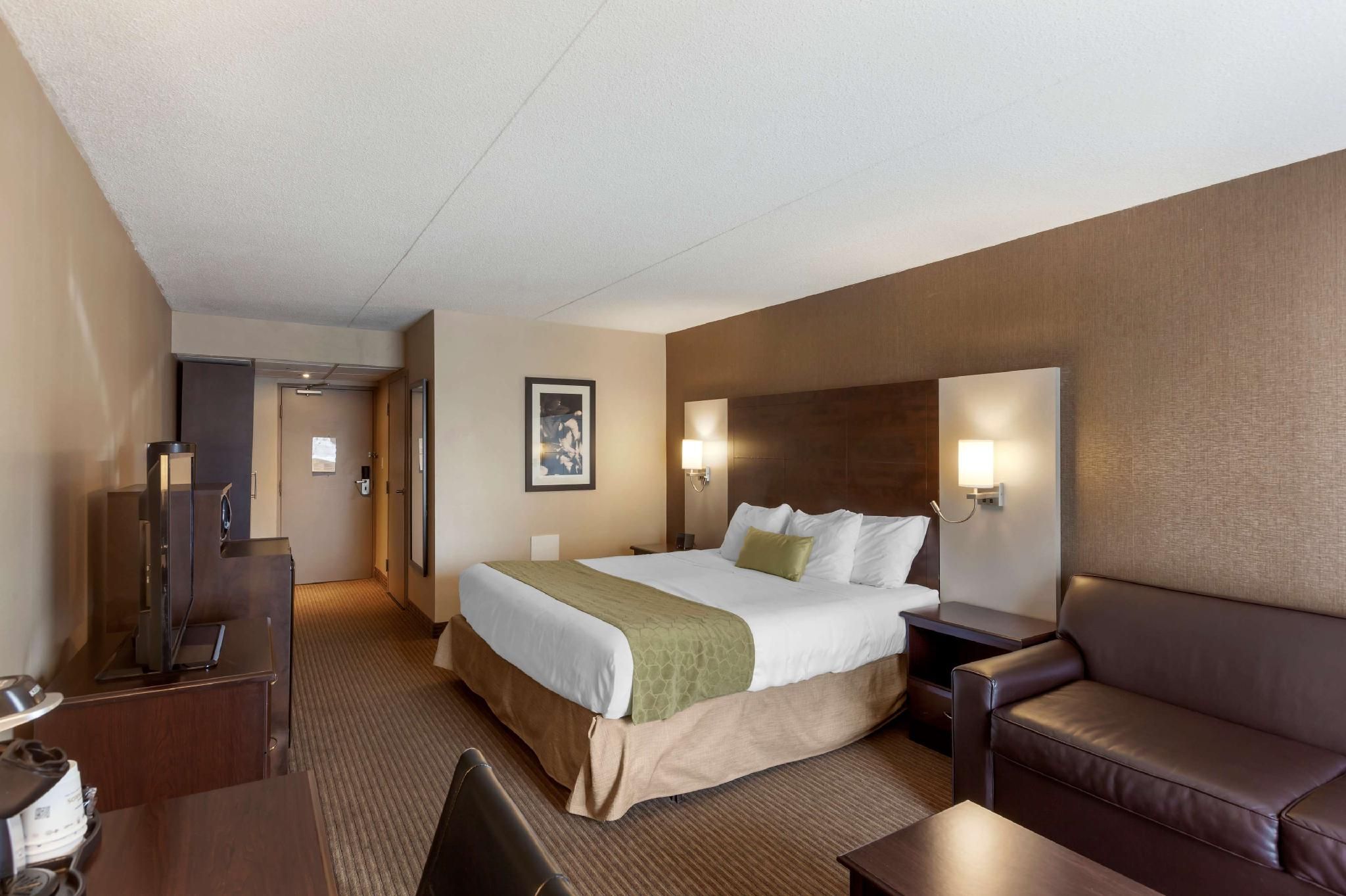 Best Western Plus Leamington Hotel & Conference Centre 1 King Bed, Nonsmoking, Sofabed, Patio, Pet Friendly Room