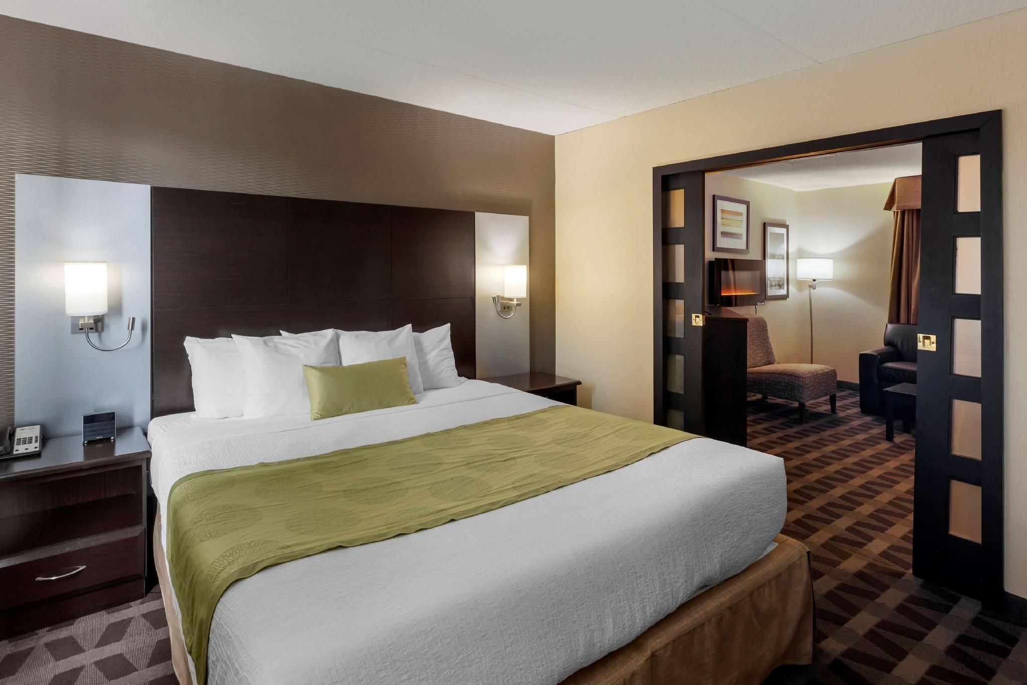 Suite - 1 King 2 Queen Beds, Nonsmoking, Family Room, Sofabed