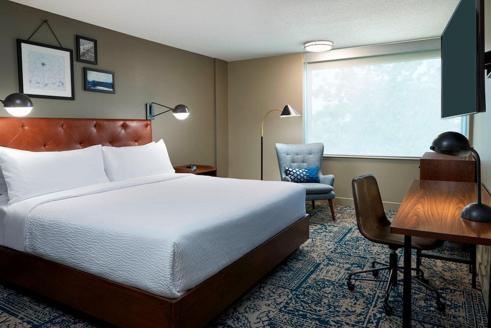 Four Points by Sheraton Toronto Airport Room, 1 King Bed 2