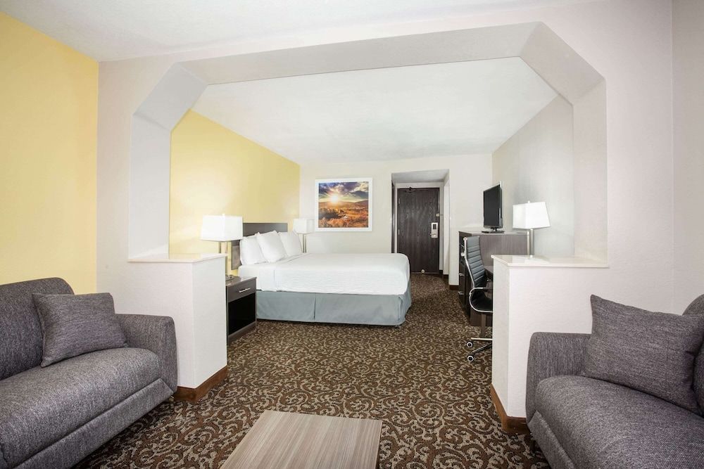 Suite, 1 King Bed, Non Smoking
