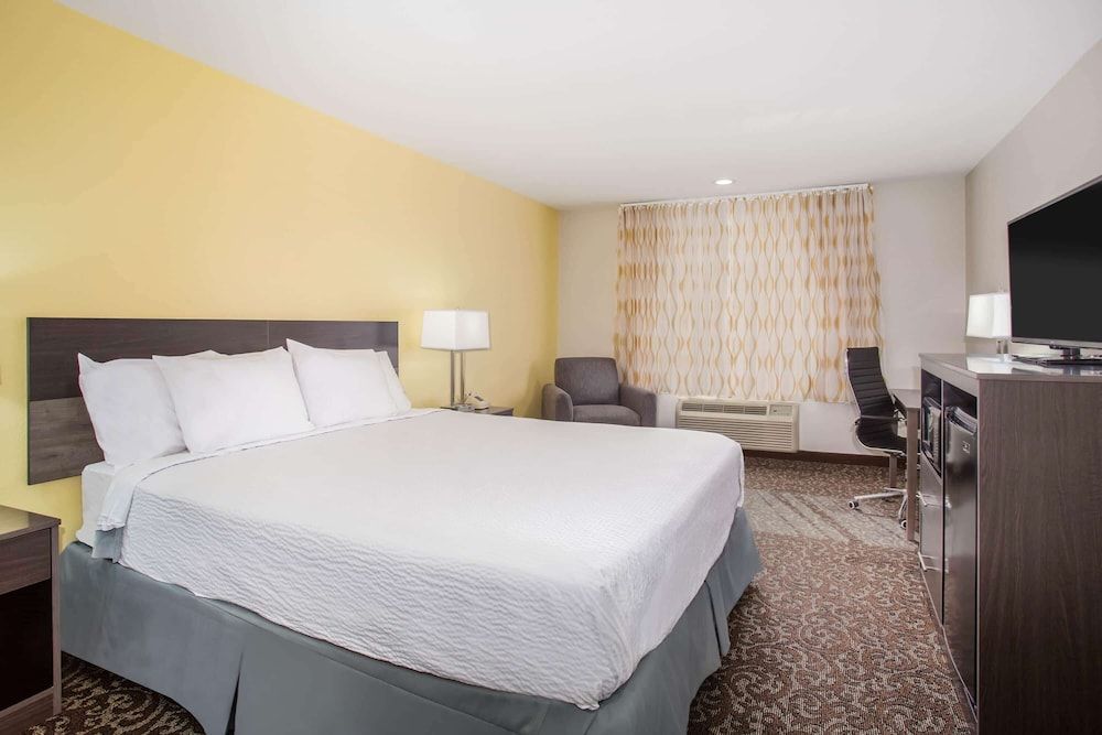 Suite, 1 King Bed, Non Smoking