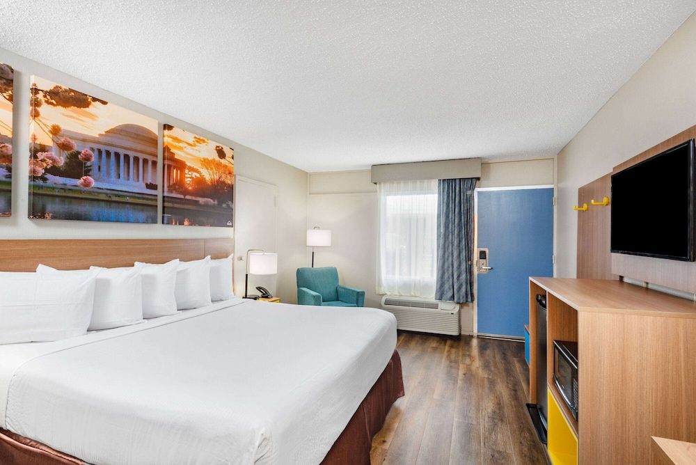 Standard Room, 1 King Bed, Smoking, Refrigerator & Microwave