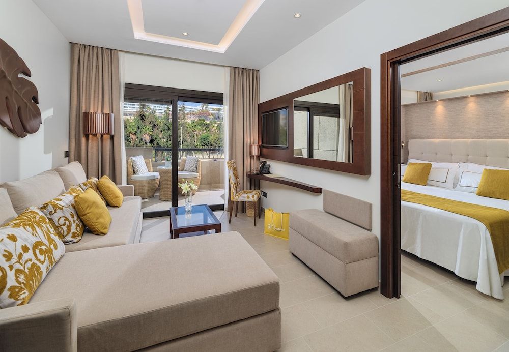 GF Victoria Senior Suite (2 adults and 1 child) 6