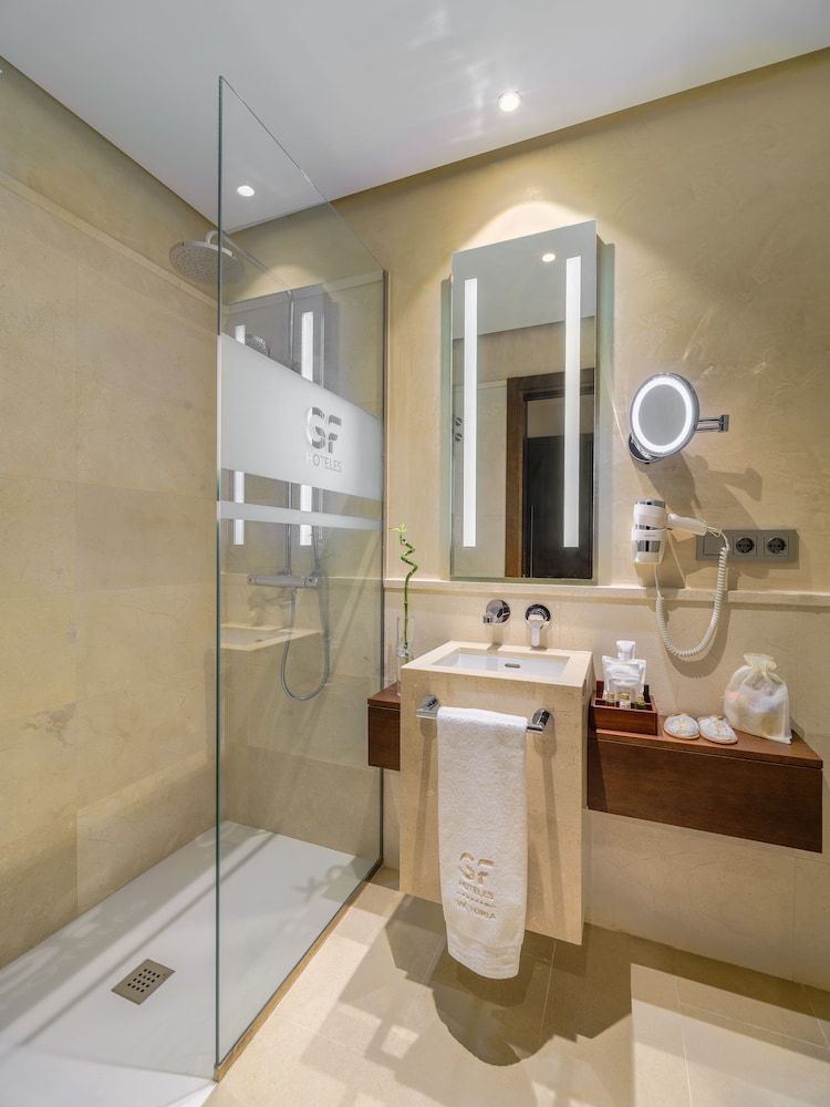 GF Victoria Senior Suite (2 adults and 1 child) 5