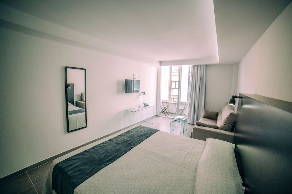 Studio, Balcony