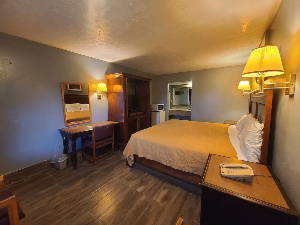Garden Inn & Extended Stay Shepherdsville / Louisville Standard Room, 1 King Bed, Smoking 3