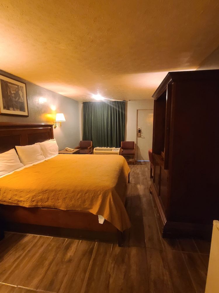 Garden Inn & Extended Stay Shepherdsville / Louisville Standard Room, 1 King Bed, Smoking 11