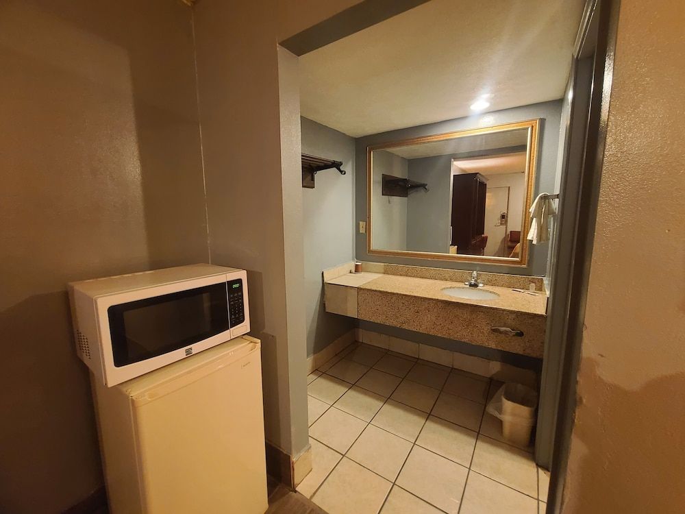 Garden Inn & Extended Stay Shepherdsville / Louisville Standard Room, 1 King Bed, Smoking 12