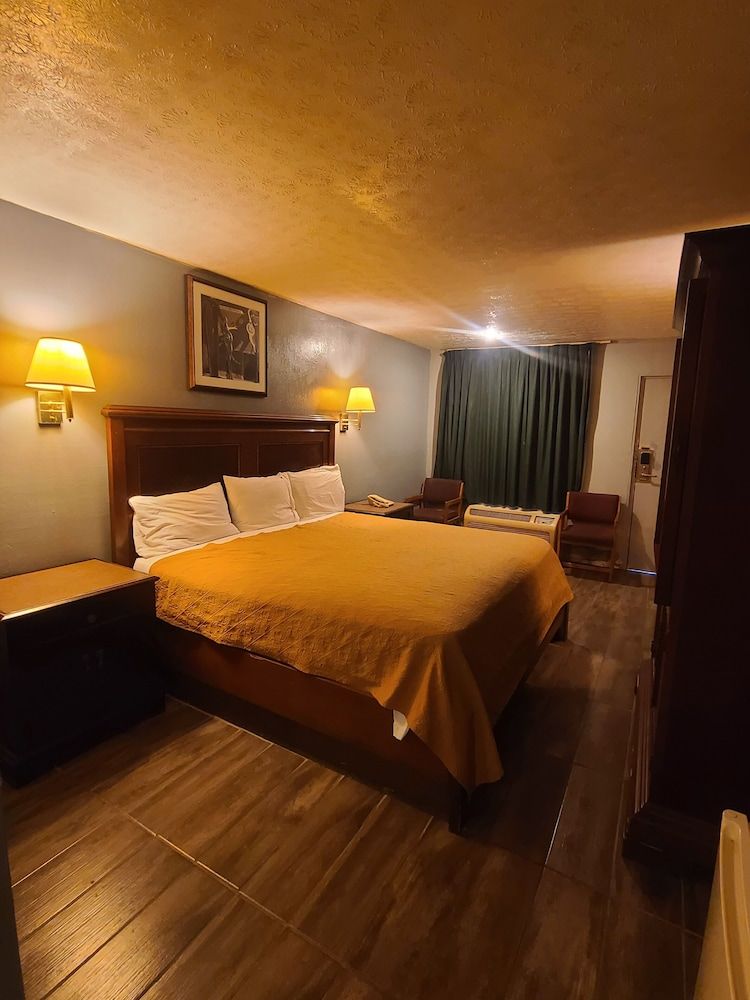 Garden Inn & Extended Stay Shepherdsville / Louisville Standard Room, 1 King Bed, Smoking 5