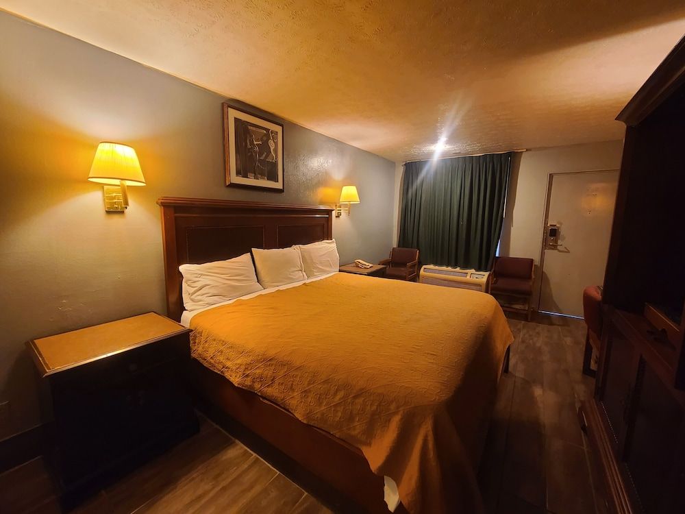 Garden Inn & Extended Stay Shepherdsville / Louisville Standard Room, 1 King Bed, Smoking 3