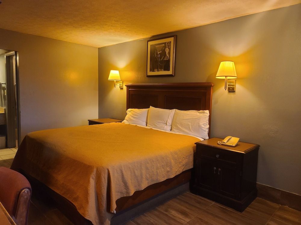 Garden Inn & Extended Stay Shepherdsville / Louisville Standard Room, 1 King Bed, Smoking 8