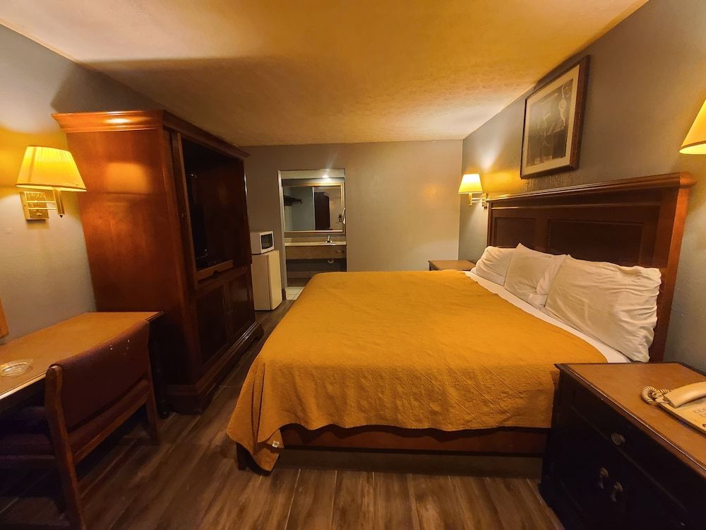 Garden Inn & Extended Stay Shepherdsville / Louisville Standard Room, 1 King Bed, Smoking 2
