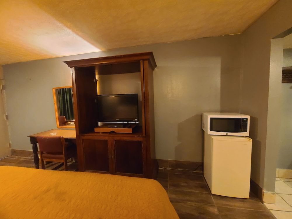 Garden Inn & Extended Stay Shepherdsville / Louisville Standard Room, 1 King Bed, Smoking 17