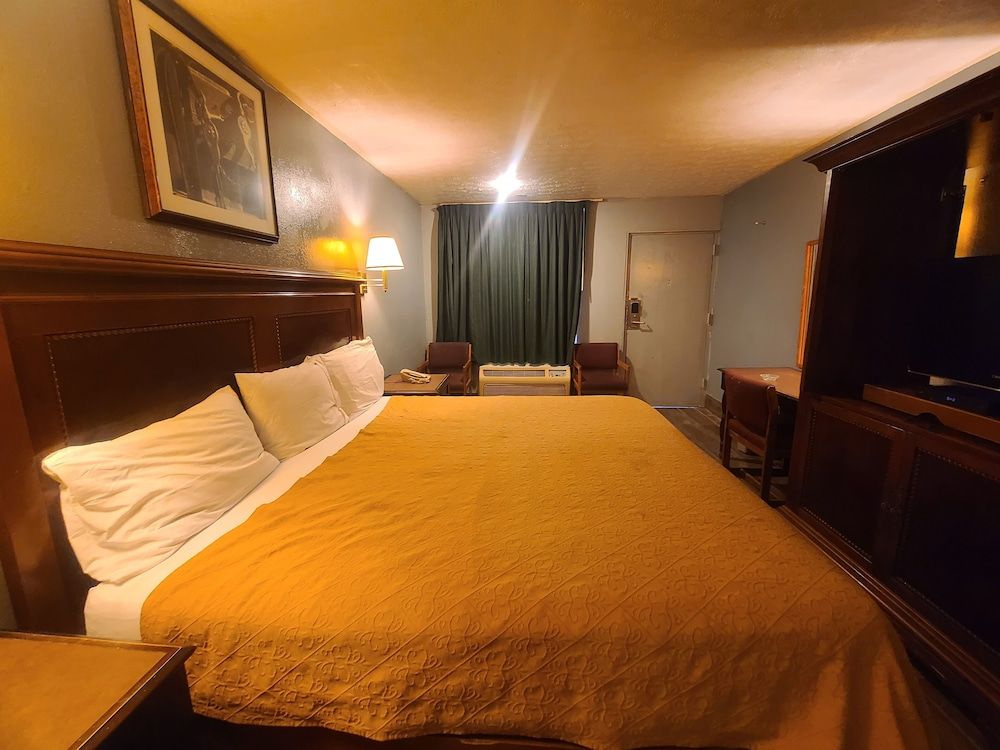 Garden Inn & Extended Stay Shepherdsville / Louisville Standard Room, 1 King Bed, Smoking