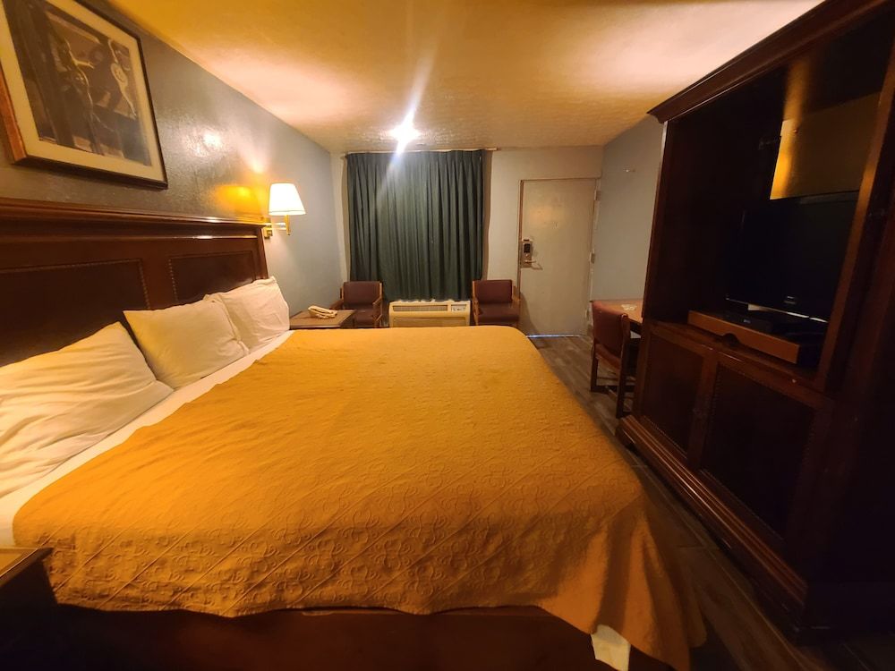Garden Inn & Extended Stay Shepherdsville / Louisville Standard Room, 1 King Bed, Smoking 7