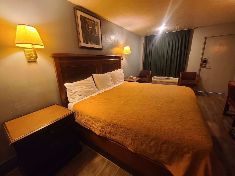 Garden Inn & Extended Stay Shepherdsville / Louisville Standard Room, 1 King Bed, Smoking 10