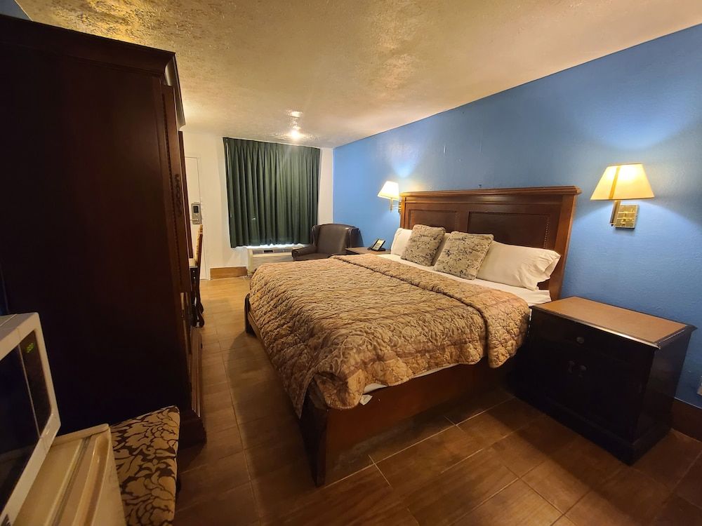 Garden Inn & Extended Stay Shepherdsville / Louisville Standard Room, 1 King Bed, Non Smoking 2