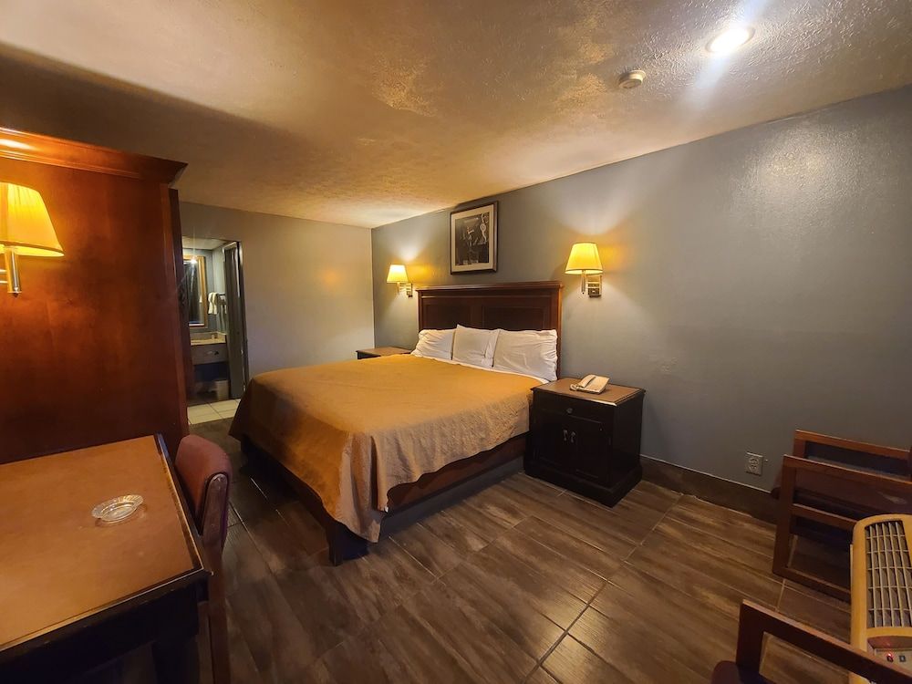 Garden Inn & Extended Stay Shepherdsville / Louisville Standard Room, 1 King Bed, Smoking 9