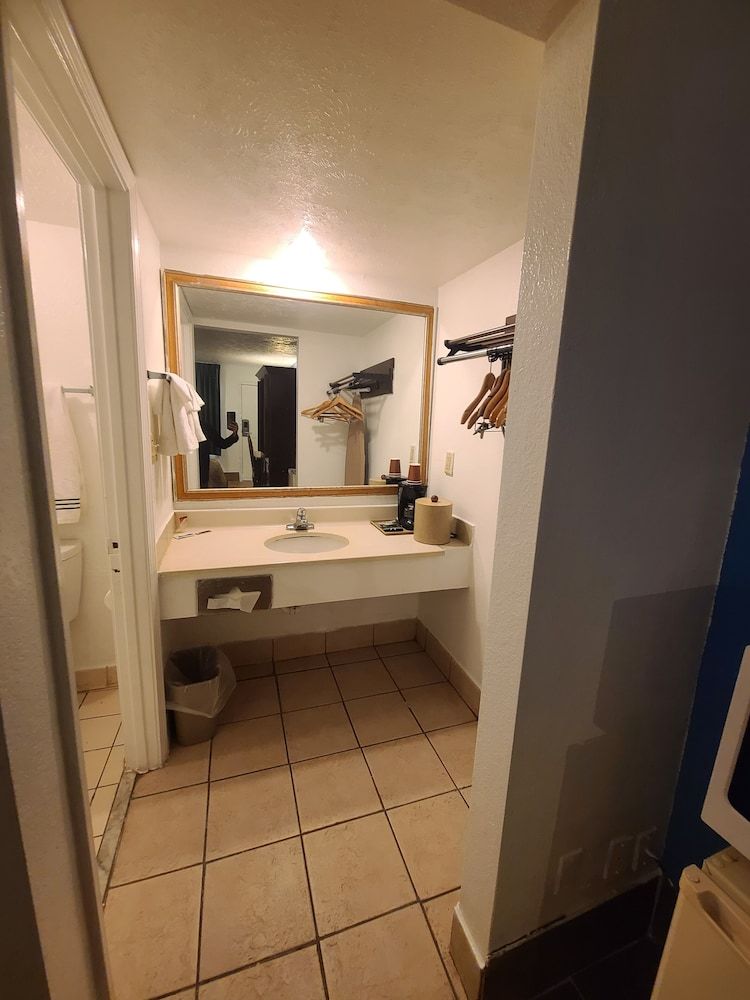 Garden Inn & Extended Stay Shepherdsville / Louisville Standard Room, 1 King Bed, Non Smoking 11