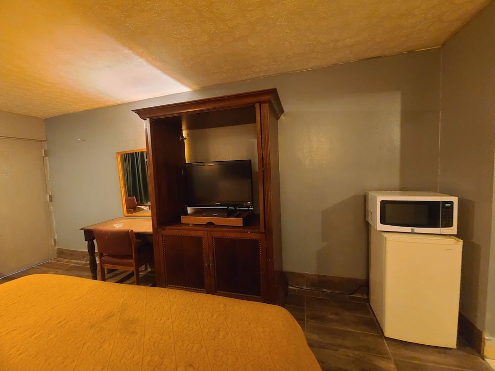 Garden Inn & Extended Stay Shepherdsville / Louisville Standard Room, 1 King Bed, Smoking 18