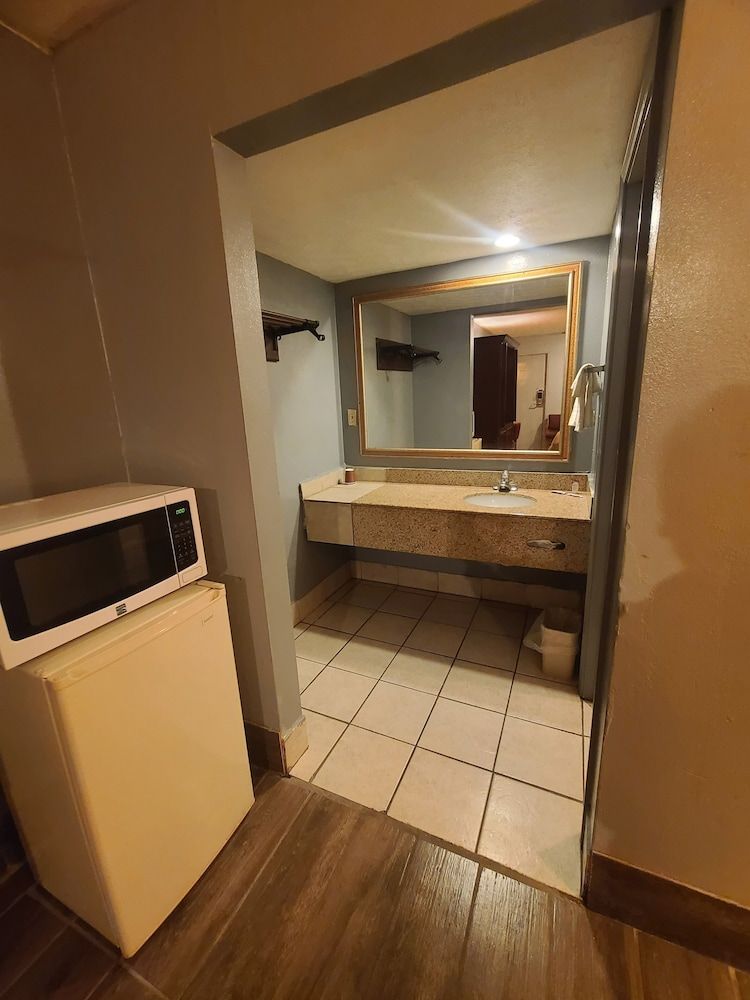 Garden Inn & Extended Stay Shepherdsville / Louisville Standard Room, 1 King Bed, Smoking 13