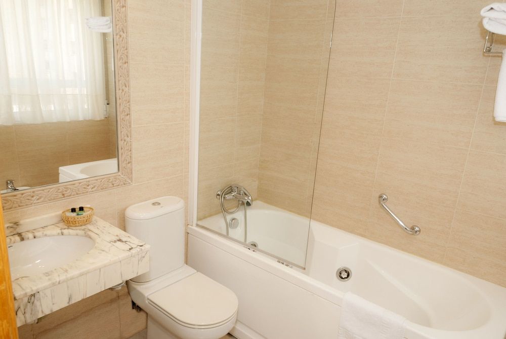 Hotel Abadía Camino Santiago Superior Triple Room 8