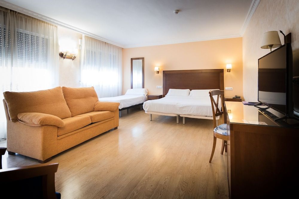 Hotel Abadía Camino Santiago Superior Triple Room 5
