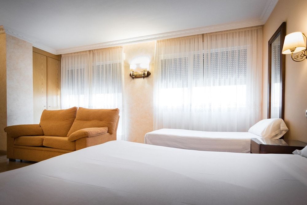 Hotel Abadía Camino Santiago Superior Triple Room 3