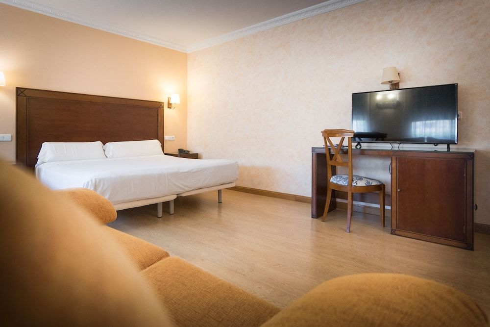 Hotel Abadía Camino Santiago Superior Triple Room 6