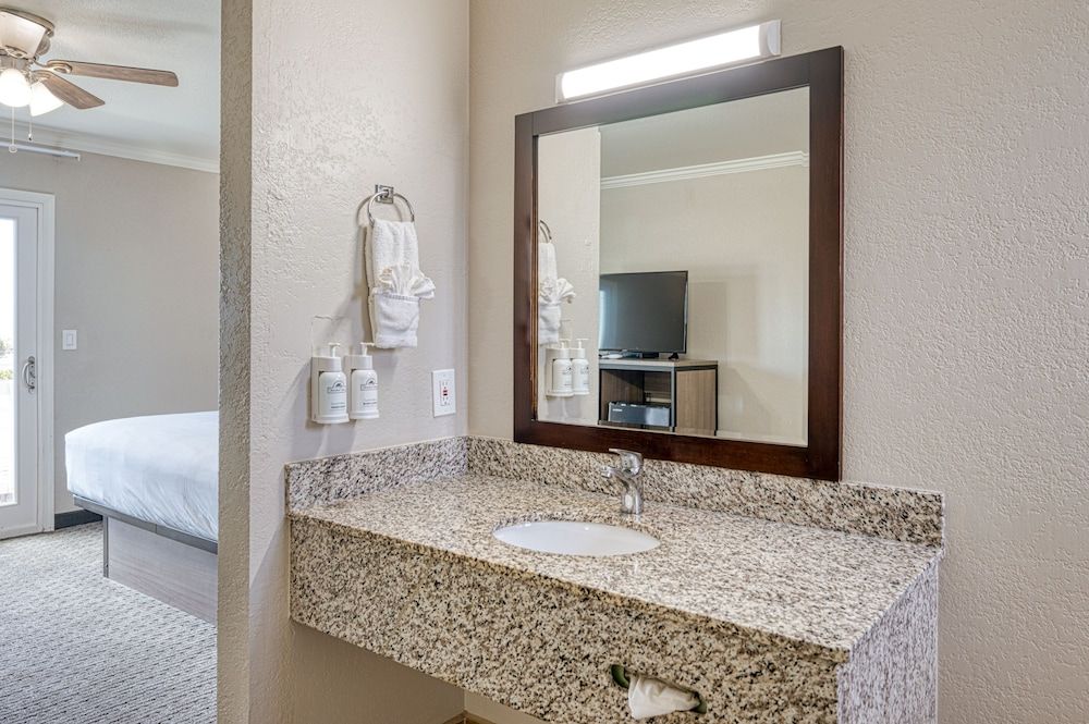 Harbor House Inn Morro Bay Standard Room, 1 King Bed, Partial Ocean View 3