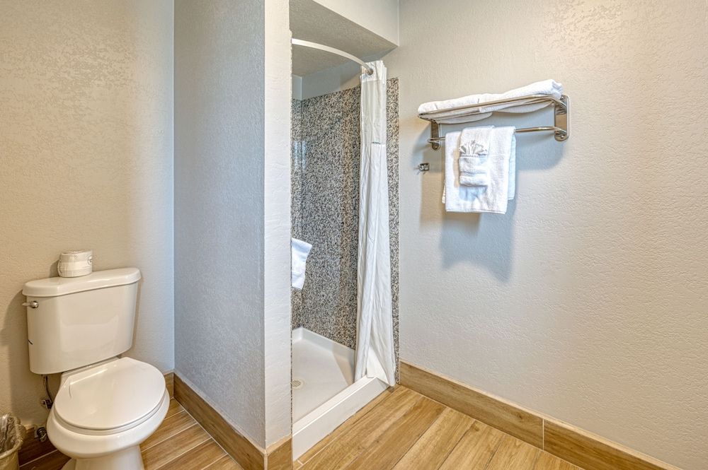 Harbor House Inn Morro Bay Standard Room, 1 King Bed, Partial Ocean View 4